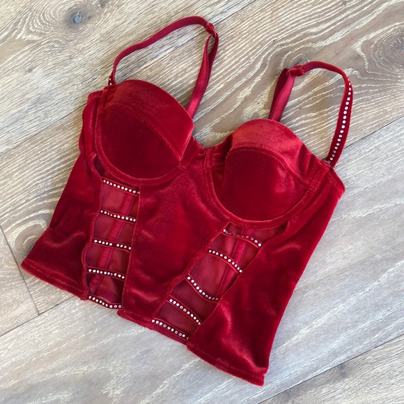 Red lingerie - Picture 2 of 6